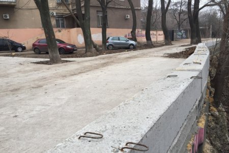 Ремонт бульвара Жванецкого продолжается: сейчас укрепляют склоны (фото)