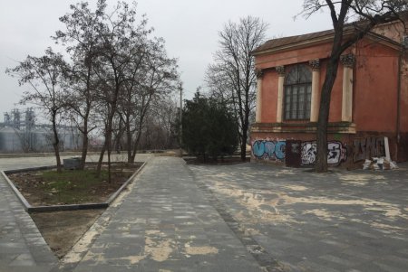 Ремонт бульвара Жванецкого продолжается: сейчас укрепляют склоны (фото)