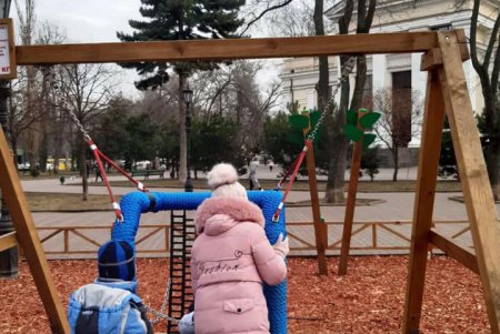 Неизвестные открутили болты на качелях на Соборной площади (фото)