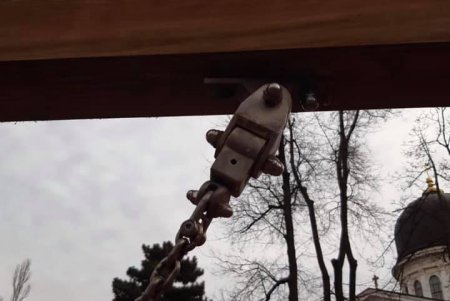 Неизвестные открутили болты на качелях на Соборной площади (фото)
