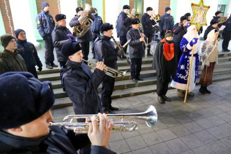 На Думской площади щедровали и колядовали военнослужащие (фоторепортаж) 