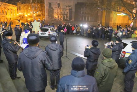 На Думской площади щедровали и колядовали военнослужащие (фоторепортаж) 