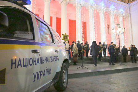 На Думской площади щедровали и колядовали военнослужащие (фоторепортаж) 