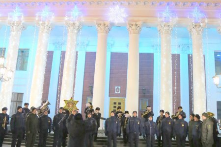 На Думской площади щедровали и колядовали военнослужащие (фоторепортаж) 