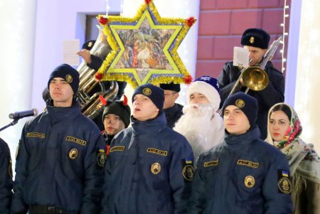 На Думской площади щедровали и колядовали военнослужащие (фоторепортаж) 
