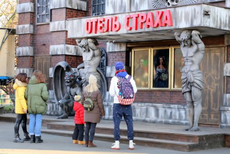 Каток, аттракционы и большая елка: одесситы отдыхают в парке развлечений (фоторепортаж)