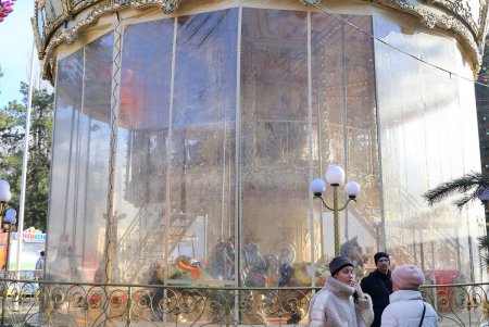 Каток, аттракционы и большая елка: одесситы отдыхают в парке развлечений (фоторепортаж)