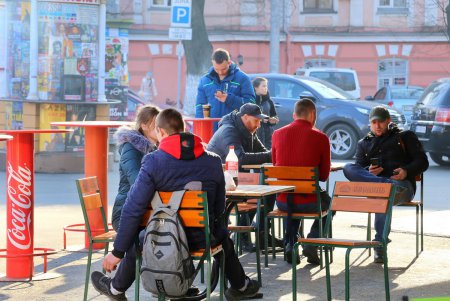 Каток, аттракционы и большая елка: одесситы отдыхают в парке развлечений (фоторепортаж)