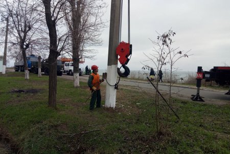 Коммунальщики заменили аварийные электроопоры на Фонтане (фото)