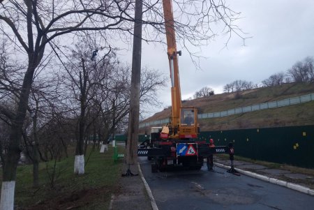 Коммунальщики заменили аварийные электроопоры на Фонтане (фото)