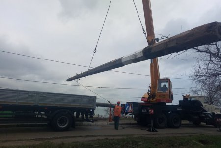 Коммунальщики заменили аварийные электроопоры на Фонтане (фото)