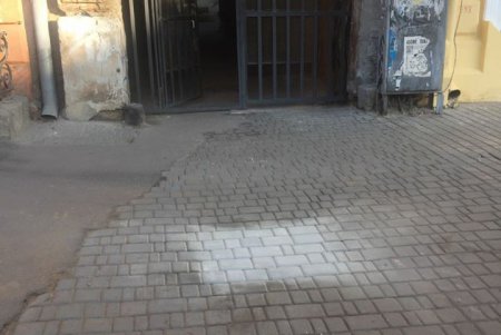 Коммунальщики ликвидировали в центре города четыре провала грунта (фото)
