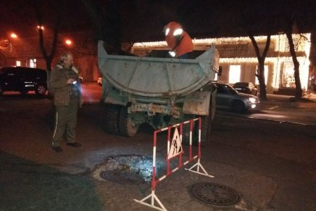 Коммунальщики ликвидировали в центре города четыре провала грунта (фото)