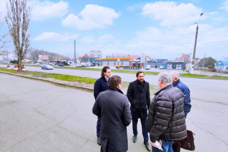 Создание выделенной полосы для общественного транспорта на улице Черноморского Казачества перешло в практическую стадию (фото)