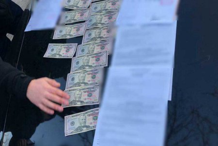 Таможенник получил взятку в 1300 долларов от предпринимателя за оформление импортных авто (фото)