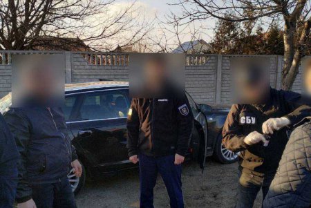 Таможенник получил взятку в 1300 долларов от предпринимателя за оформление импортных авто (фото)