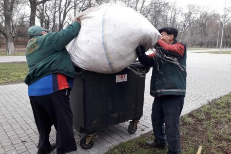 За чистотой в парках и скверах коммунальщики следят ежедневно (фото)