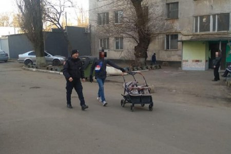 На поселке Котовского трое мужчин украли детскую коляску (фото)