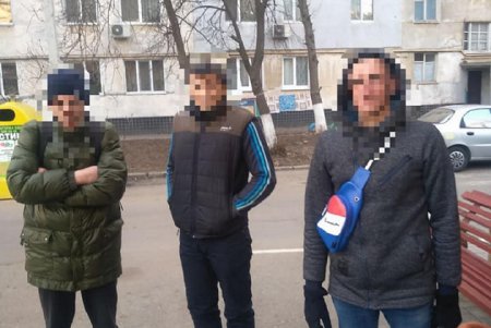 На поселке Котовского трое мужчин украли детскую коляску (фото)