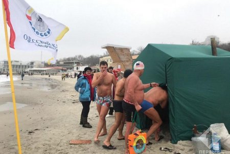 Одесситы отмечают Крещение Господне и купаются в январском море (фото)