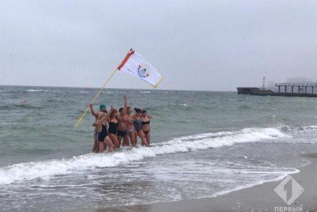 Одесситы отмечают Крещение Господне и купаются в январском море (фото)