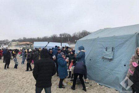 Одесситы отмечают Крещение Господне и купаются в январском море (фото)