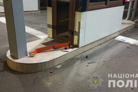На Люстдорфской дороге пьяный полицейский снес шлагбаум и сбил двоих пешеходов (фото)