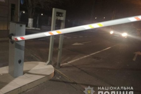 На Люстдорфской дороге пьяный полицейский снес шлагбаум и сбил двоих пешеходов (фото)