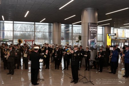 В одесском аэропорту военные музыканты почтили подвиг бойцов-«киборгов» (фото) 
