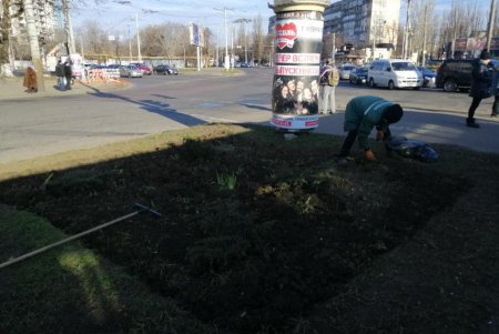 Генеральная уборка: в Киевском районе коммунальщики со всего города подметают дороги, очищают от мусора зеленые зоны (фото)