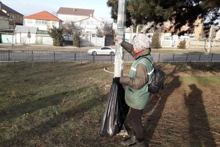 Генеральная уборка: в Киевском районе коммунальщики со всего города подметают дороги, очищают от мусора зеленые зоны (фото)