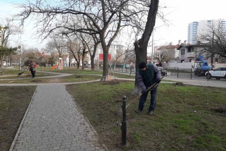 Генеральная уборка: в Киевском районе коммунальщики со всего города подметают дороги, очищают от мусора зеленые зоны (фото)