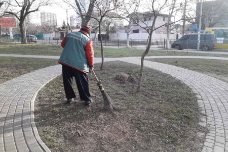 Генеральная уборка: в Киевском районе коммунальщики со всего города подметают дороги, очищают от мусора зеленые зоны (фото)