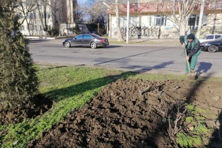 Генеральная уборка: в Киевском районе коммунальщики со всего города подметают дороги, очищают от мусора зеленые зоны (фото)