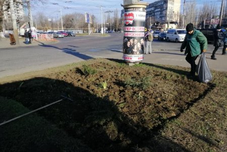 Генеральная уборка: в Киевском районе коммунальщики со всего города подметают дороги, очищают от мусора зеленые зоны (фото)