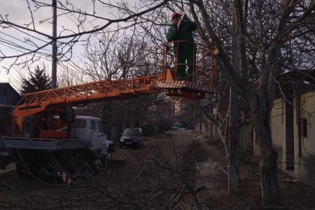 Генеральная уборка: в Киевском районе коммунальщики со всего города подметают дороги, очищают от мусора зеленые зоны (фото)