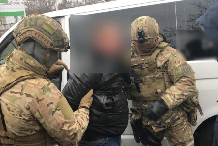 Сотрудники миграционной службы наладили незаконный бизнес по легализации иностранцев (фото)