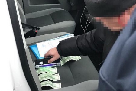 Сотрудники миграционной службы наладили незаконный бизнес по легализации иностранцев (фото)