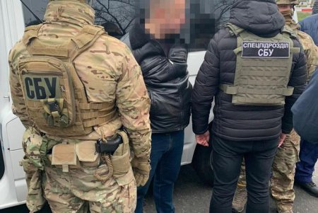 Сотрудники миграционной службы наладили незаконный бизнес по легализации иностранцев (фото)