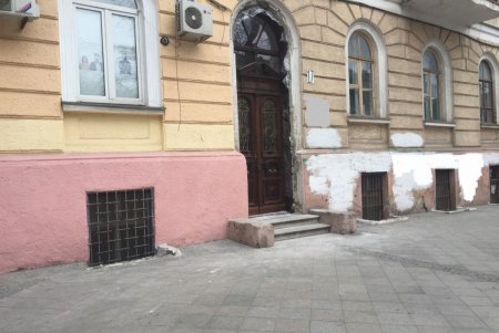 Старинные двери после реставрации установили на Преображенской, 17 (фото)