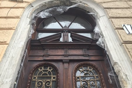 Старинные двери после реставрации установили на Преображенской, 17 (фото)