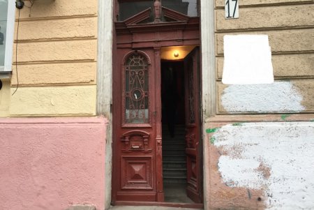 Старинные двери после реставрации установили на Преображенской, 17 (фото)