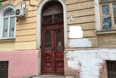 Старинные двери после реставрации установили на Преображенской, 17 (фото)