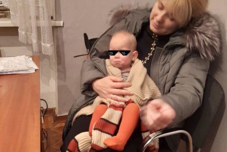 Забаррикадировались в квартире: у пьяных родителей с трудом забрали маленьких детей (фото)