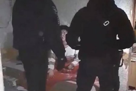 Забаррикадировались в квартире: у пьяных родителей с трудом забрали маленьких детей (фото)