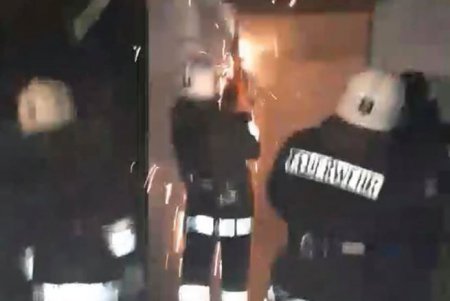 Забаррикадировались в квартире: у пьяных родителей с трудом забрали маленьких детей (фото)