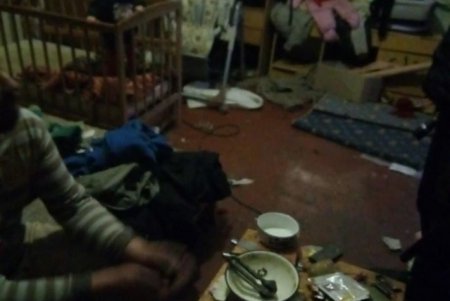 Забаррикадировались в квартире: у пьяных родителей с трудом забрали маленьких детей (фото)