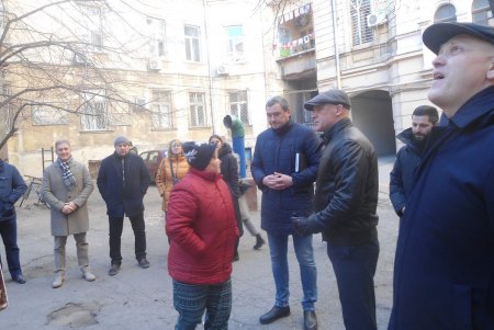 Восстанавливают лепку, меняют кровлю: ремонт исторических зданий на Гоголя закончат к лету (фото)