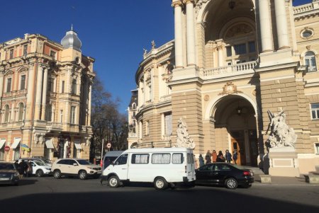 Плиточное покрытие возле Оперного театра капитально ремонтируют (фото) 