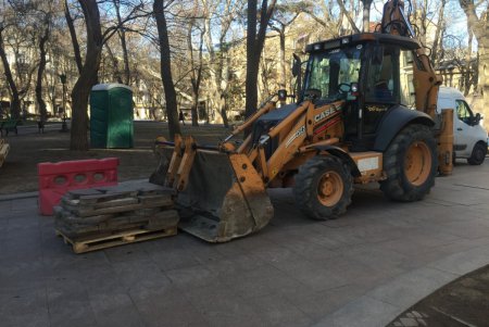 Плиточное покрытие возле Оперного театра капитально ремонтируют (фото) 